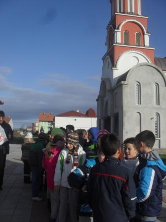 Деца у цркви, Рума