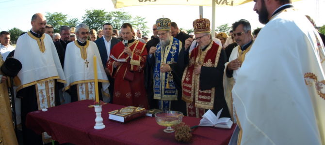 Освећење звона и крстова за новоподигнути храм Светог Матеја у Сурчину
