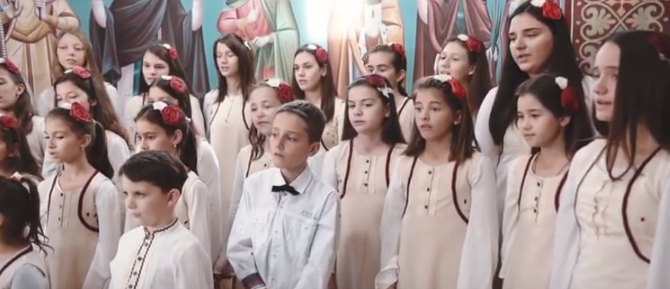 Видео: Дечији црквени хор ”Благослов” при храму Св. Кирила и Методија у Сремској Митровици