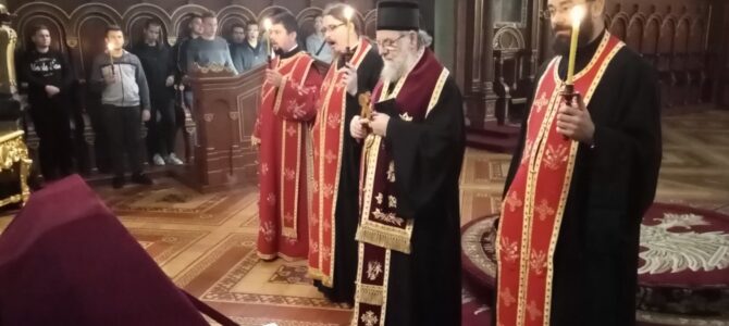 Епископ сремски г. Василије одслужио помен Митрополиту црногорско-приморском Амфилохију