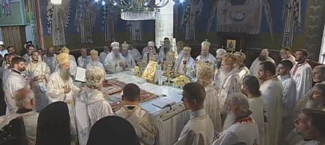 Патријарх Порфирије и архиепископ Стефан служе Литургију у Саборном храму у Скопљу