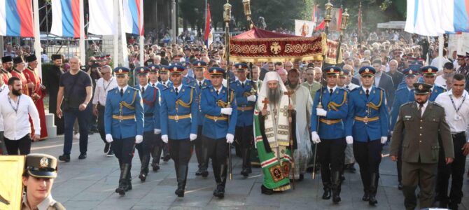 Хиљаде Београђана пратило Патријарха у молитвеној литији за мир