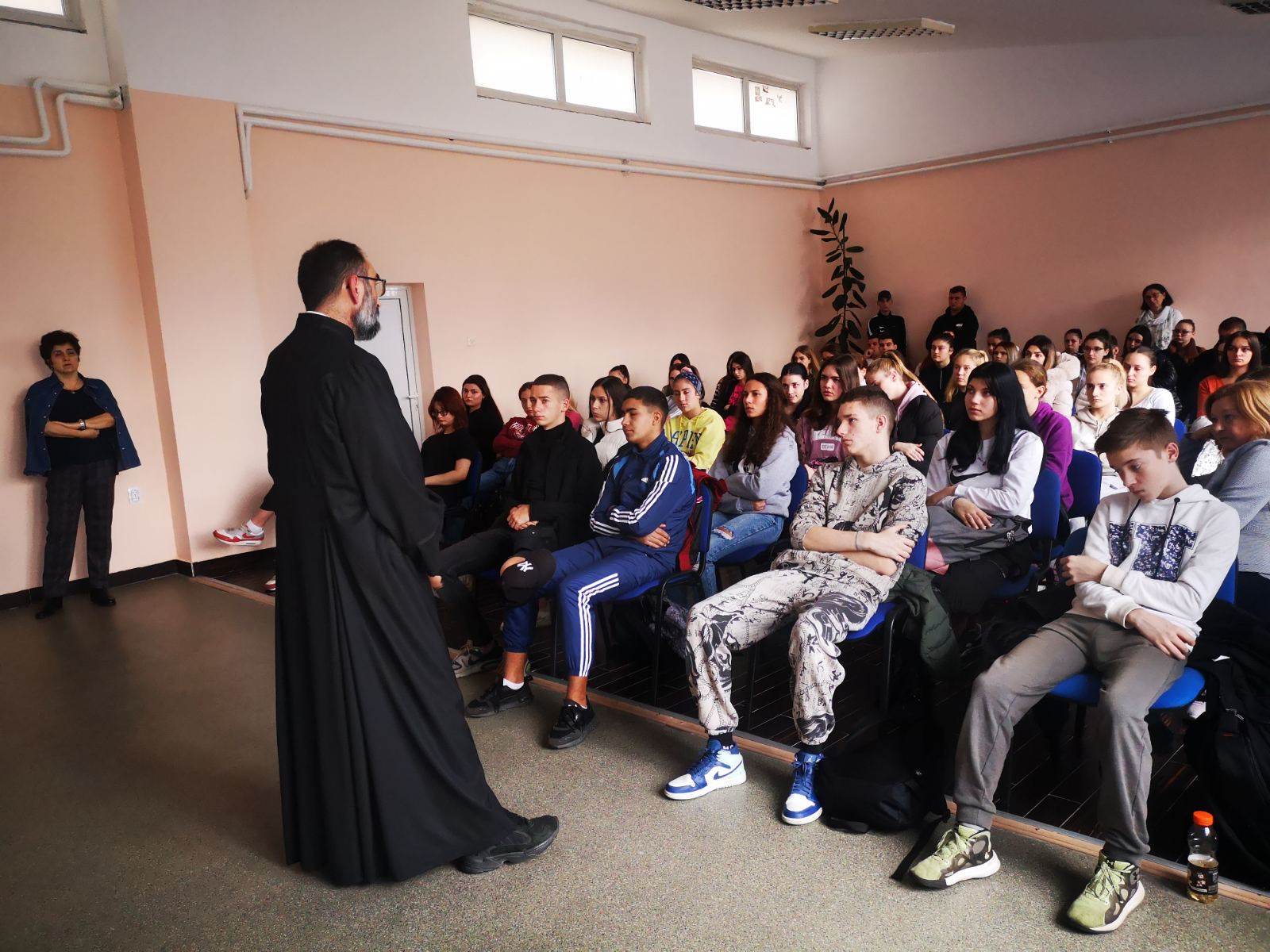 Духовни разговори са младима у митровачкој Економској школи