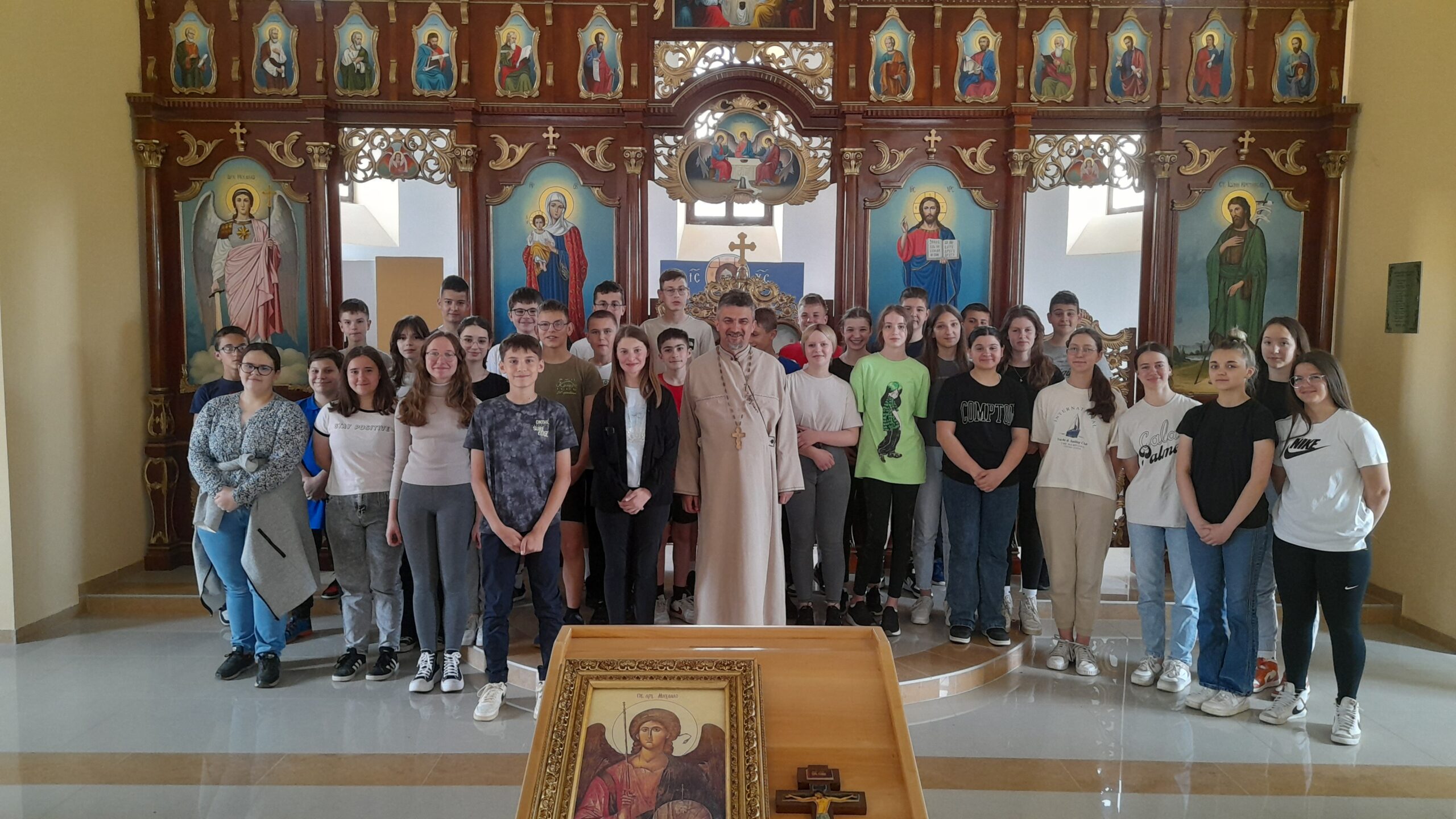 Mлади Илочани у посети Православној цркви у Илоку