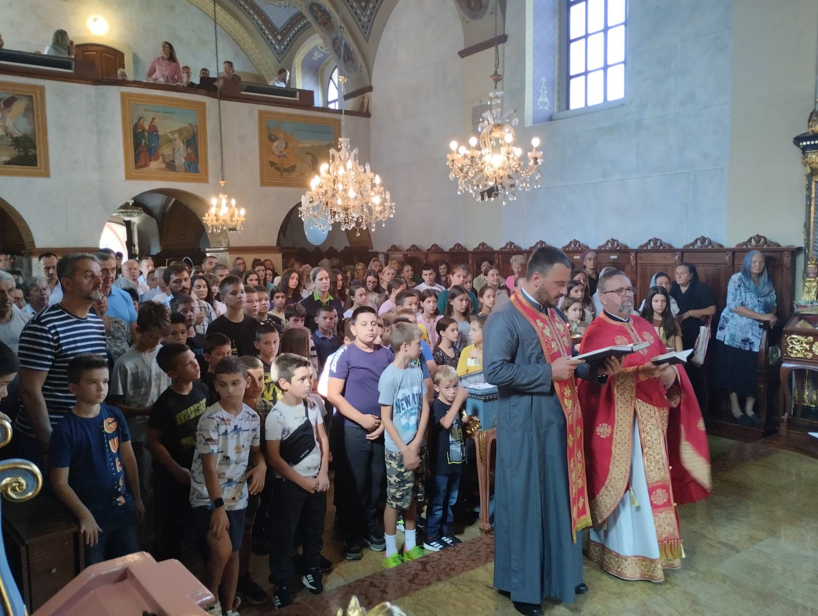 У сурчинској цркви одслужен Молебан за почетак нове школске године
