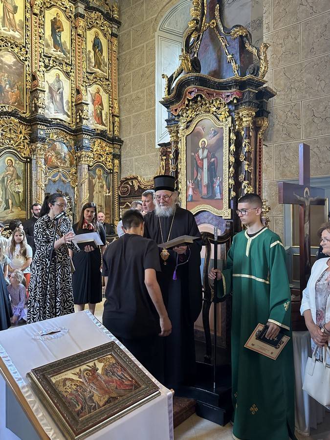 Ученицима осмог разреда у Сремској Каменици уручена Света Писма на дар