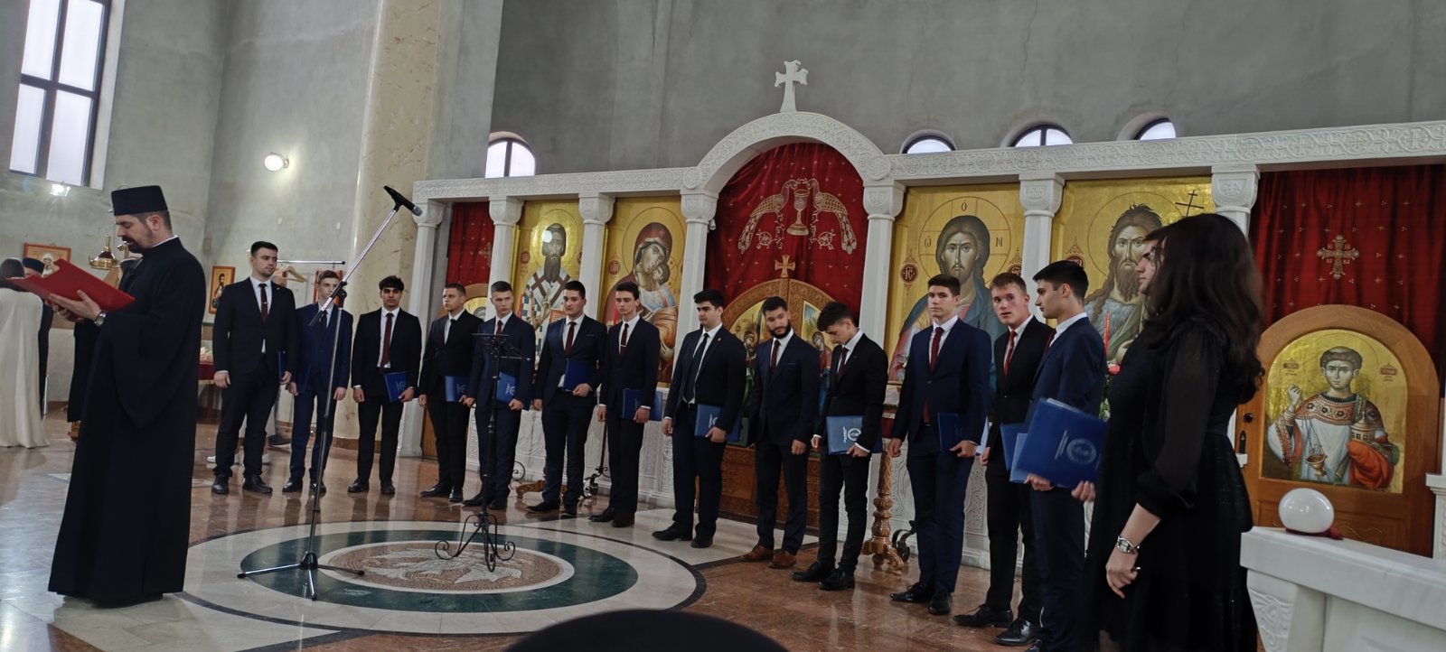 Хор карловачке Богословије наступио у Новом Саду Хор карловачке Богословије наступио у Новом Саду