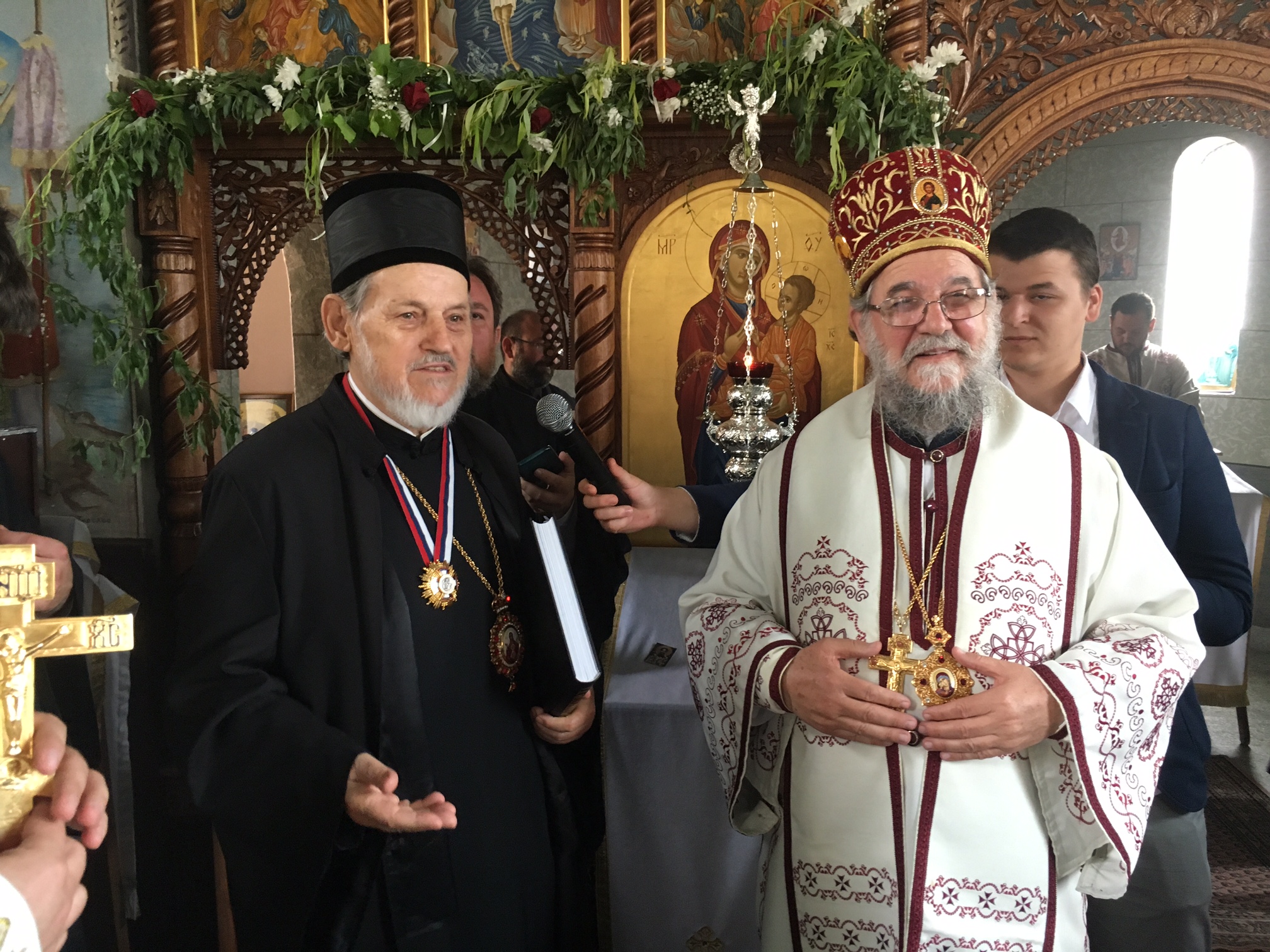 Епископ сремски Г. Василије одликовао шабачког епископа Г. Лаврентија
