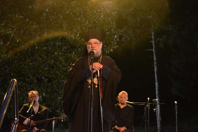 Епископу сремском Г. Василију поводом тридесет година на трону епископа сремских, РТВ је уручио поклон у манастиру Крушедол 11. августа, 2016.