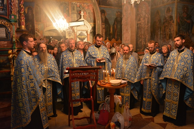 У манастиру Крушедол синоћ у 22 часа служена је Света тајна јелеосвећења