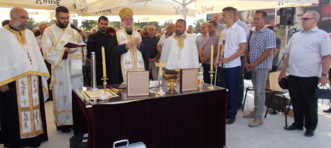 Његово Преосвештенство Епископ сремски Г. Василије освештао темеље храма Светог пророка Илије у Лаћарку