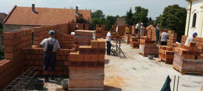 Настављени радови на изградњи црквене сале при храму Сретења Господњег у Новим Карловцима