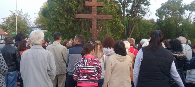 На Крстовдан освећено крсно знамење у Великом парку у Руми