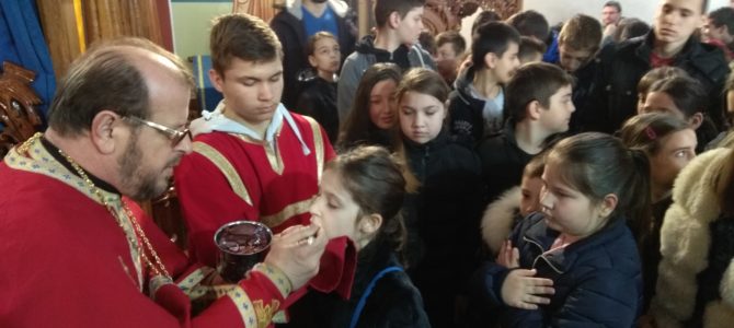 Причешће деце у храму Свете Петке у Новој Пазови