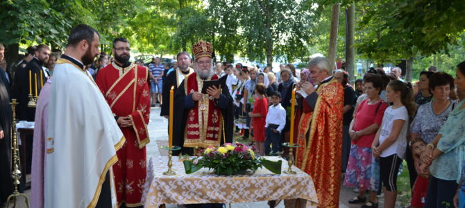Епископ сремски Василије началствовао вечерњим богослужењем у капели Свете Петке у Вогњу