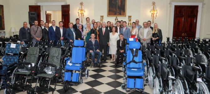Бели двор уручио125 инвалидских колица за 10 установа широм Србији
