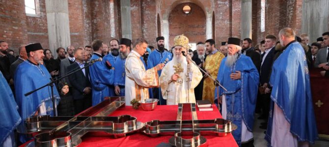 Патријарх српски г. Иринеј освештао крстове за нови храм у Реснику