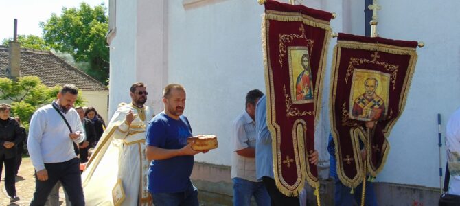 Слава цркве Преноса моштију Светог Николаја у Прхову
