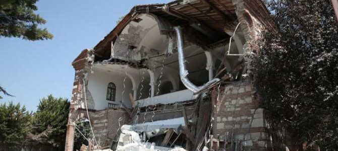 Срушена црква Свете Софије у Бурси