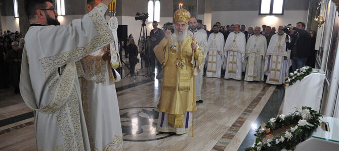 Патријарх српски г. Иринеј служи свету Литургију и полугодишњи парастос владики Милутину у ваљевском Саборном храму