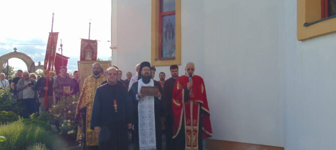 Мошти Светог Нектарија Егинског у Бусијама у цркви Светих Кирила и Методија