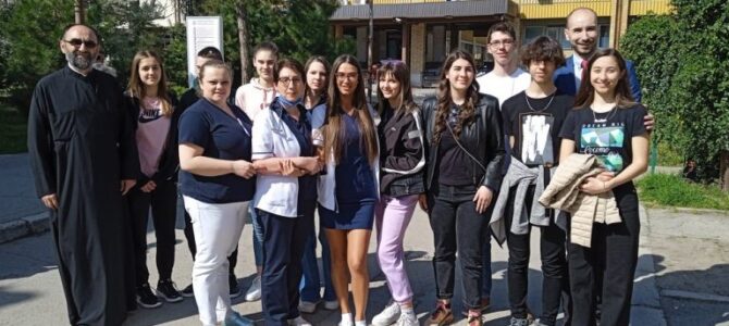 Митровачки гимназијалци обрадовали најмлађе пацијенте