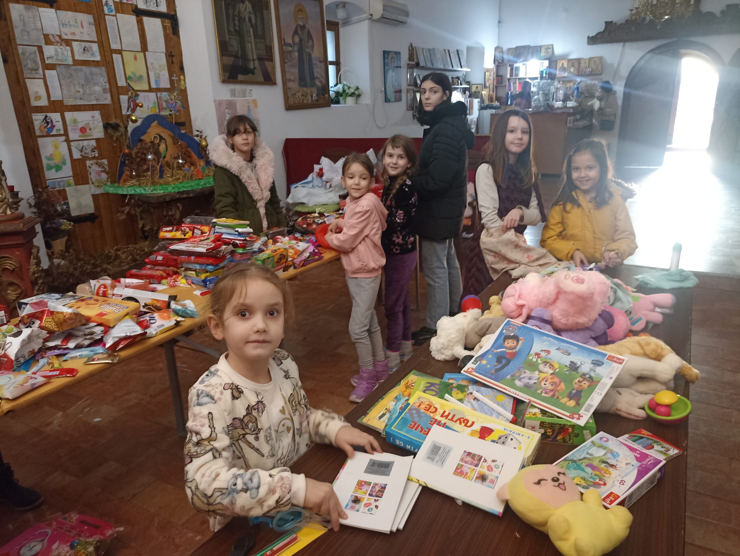 Прво паковање пакетића у Малој цркви у Сремској Митровици за децу са Косова и Метохије