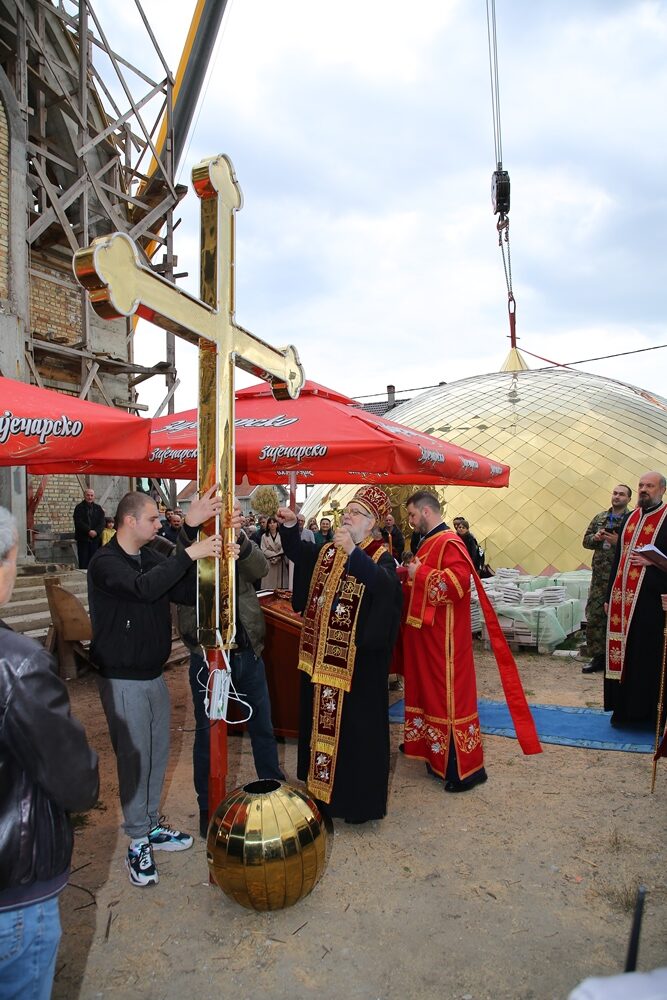 Освећен крст на куполи новог храма у Новој Пазови