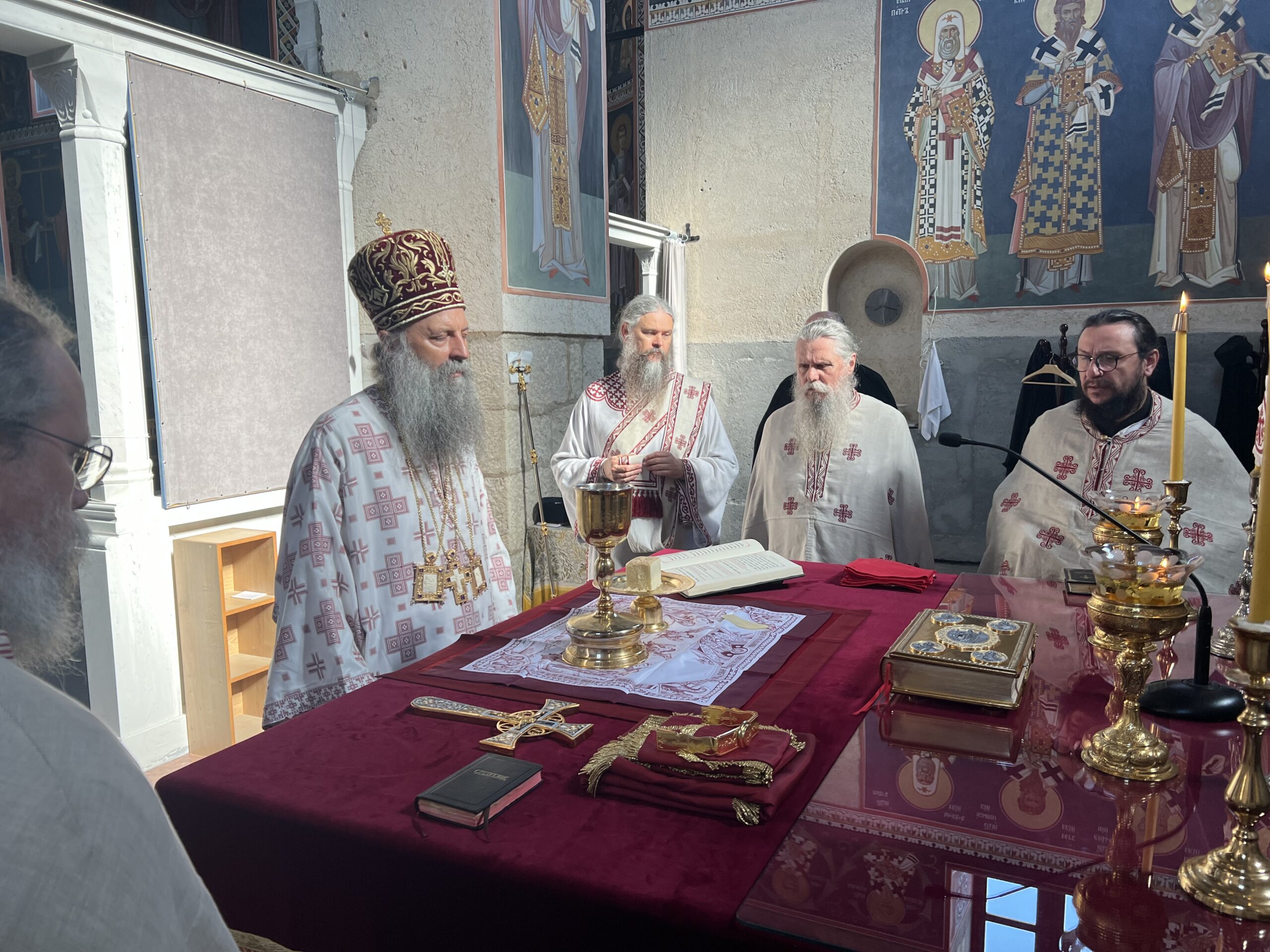 Патријарх Пoрфирије богослужио у Светоархангелском манастиру у Ковиљу