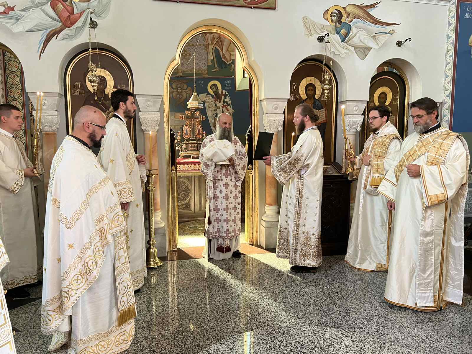 Патријарх Порфирије служио Свету Литургију у манастиру Ваведења Пресвете Богородице у Београду