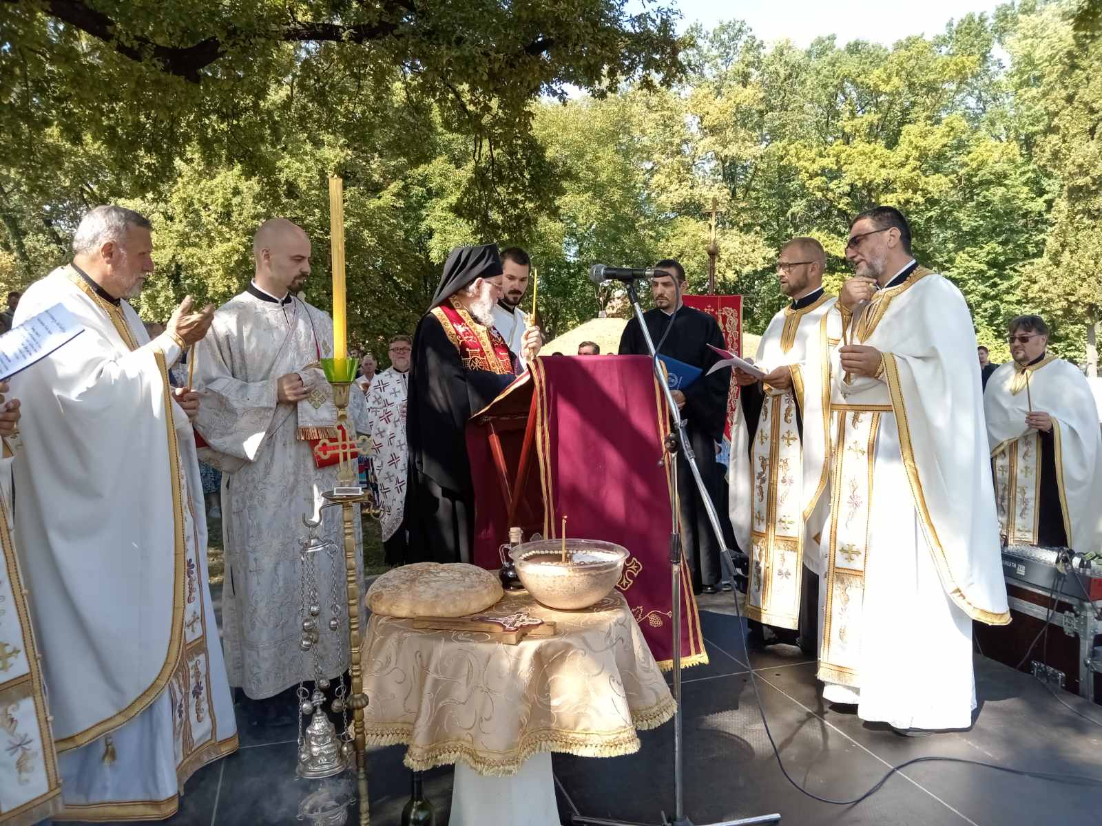Епископ Василије служио парастос невиним жртвама усташког злочина у Срему на Спомен гробљу у Сремској Митровици