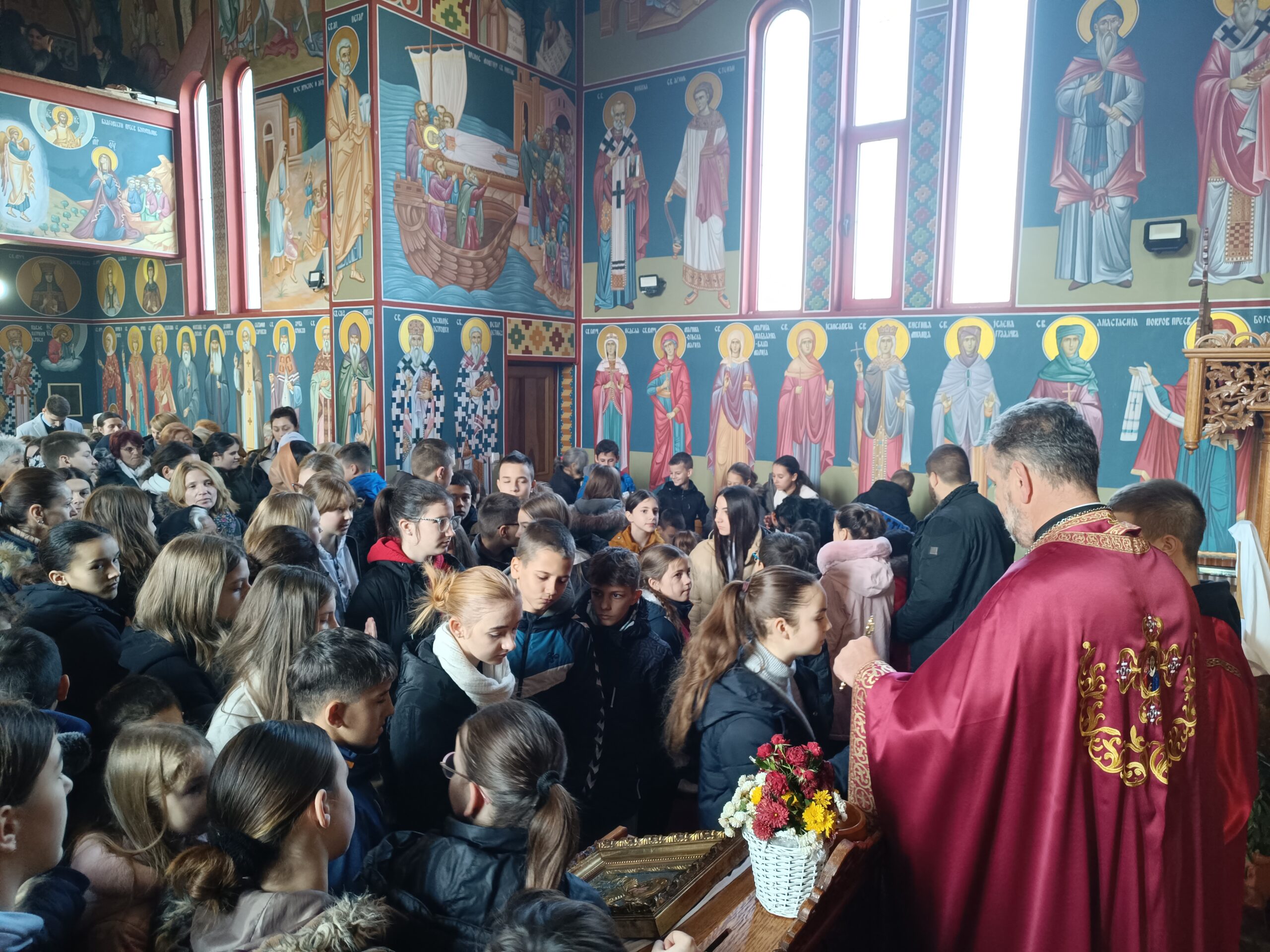Детинци у храму преподобне мати Параскеве у Новој Пазови