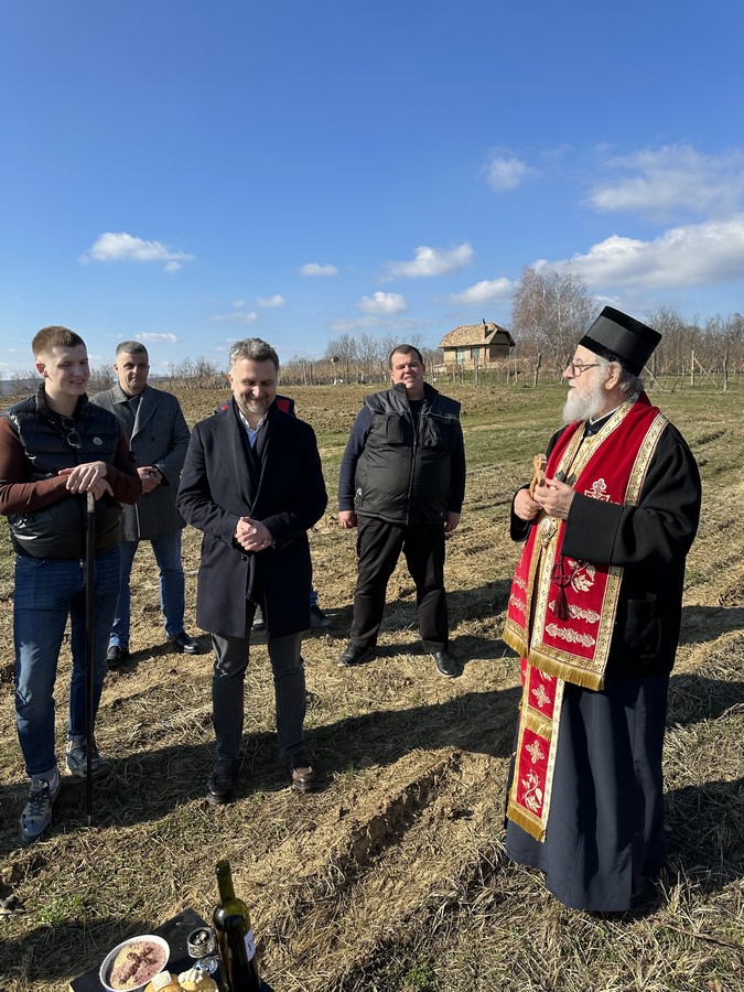 Епископ сремски освештао виноград у Иригу