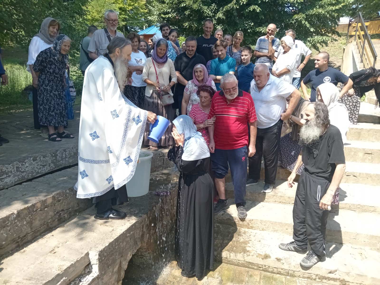 Свети Козма и Дамјан прослављени на врањашком манастирском извору у Манђелосу
