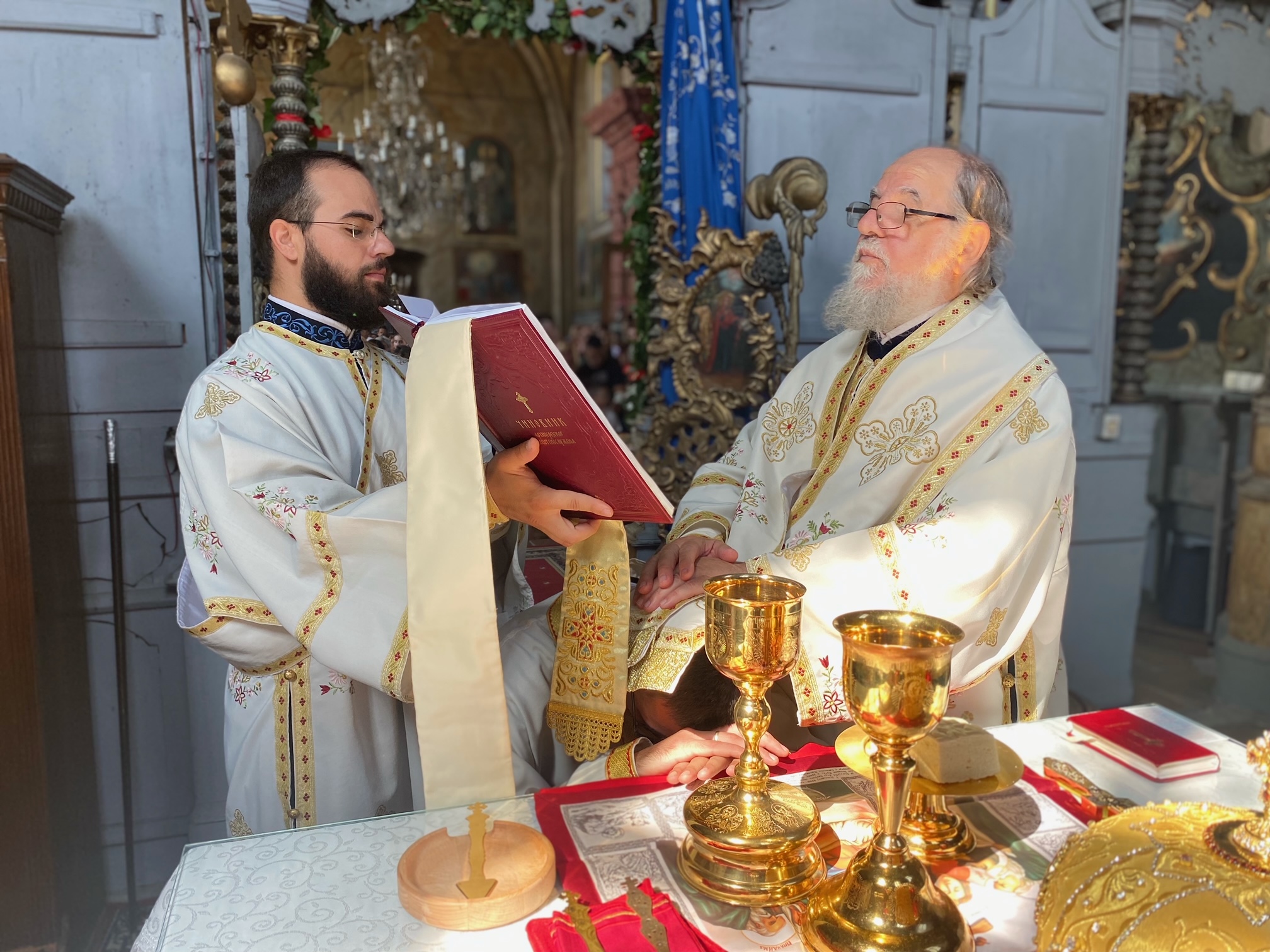 Света архијерејска Литургија у Храму Успења Пресвете Богородице у Иригу