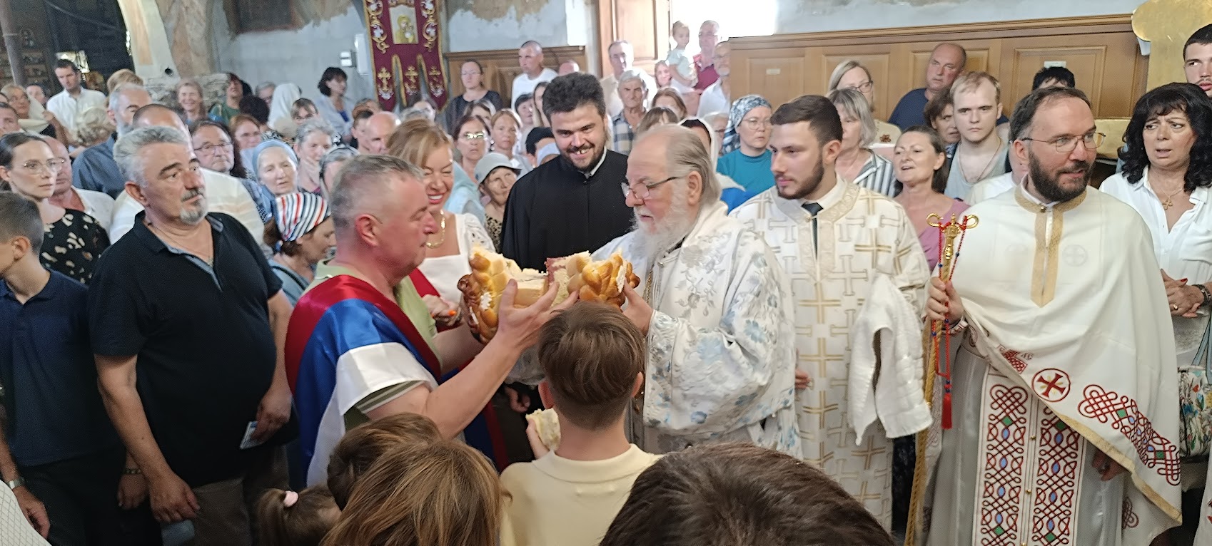Светом архијерејском Литургијом прослављена слава Светоархангелског храма у Сусеку Светом архијерејском Литургијом прослављена слава Светоархангелског храма у Сусеку