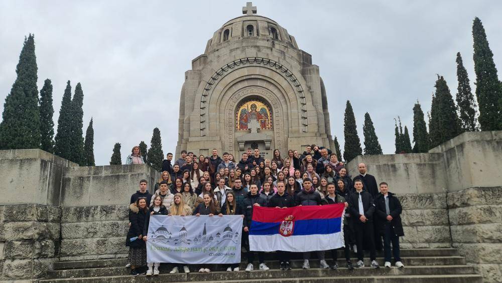 Митровачки гимназијалци у походу ка светињама Грчке и Егине Митровачки гимназијалци у походу ка светињама Грчке и Егине